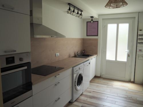 Il comprend une cuisine équipée d'un lave-linge, d'un évier et d'un lave-vaisselle. dans l'établissement Clairefont, à Castelsarrasin