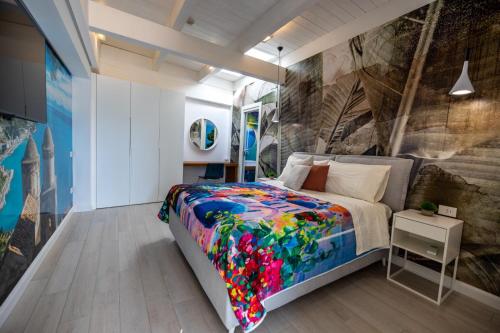 um quarto com uma cama e um quadro na parede em Apartment Vesuvius em SantʼAntonio Abate