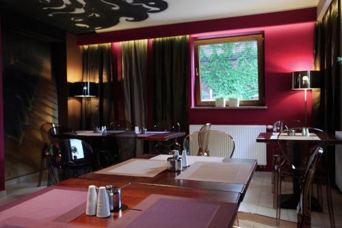 a restaurant with tables and chairs and a window at Villa Melodia in Świnoujście