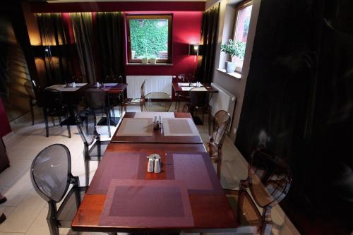 a dining room with tables and chairs in a restaurant at Villa Melodia in Świnoujście