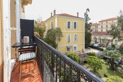 balkon z ławką i widokiem na miasto w obiekcie Modern apartment with 3 bedrooms balcony communal garden and AC- Benakey w Cannes