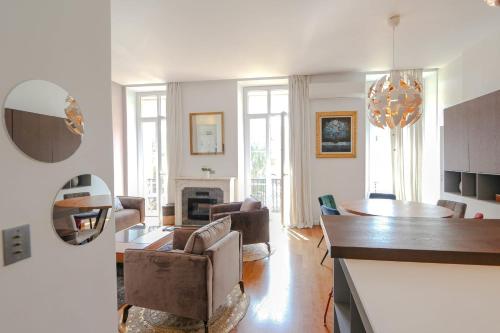 salon z kanapą i stołem w obiekcie Modern apartment with 3 bedrooms balcony communal garden and AC- Benakey w Cannes