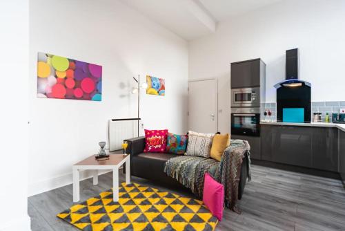 a living room with a couch and a table at Jesouth 1 BedRM Exquisite Suite Dazzling Chic City Centre in Hull