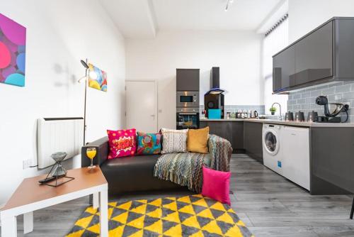 a living room with a couch and a kitchen at Jesouth 1 BedRM Exquisite Suite Dazzling Chic City Centre in Hull