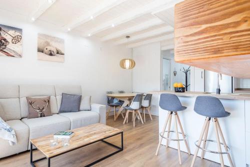 a living room with a couch and a table at Luderna - Apartamento con terraza Mirador Salardu in Naut Aran