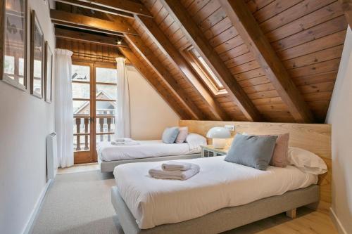 A bed or beds in a room at Luderna - Apartamento Arties era Cabaneta