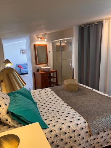 Postel nebo postele na pokoji v ubytování Adorable Gîte (10mn Uzès)