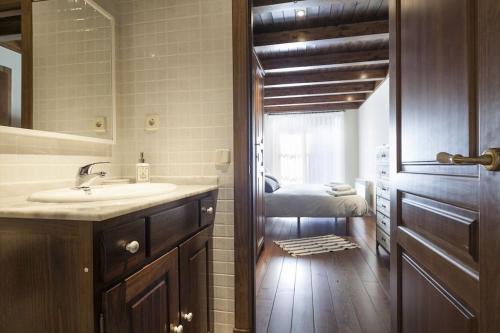 un baño con lavabo y espejo en Luderna - Apartamento Val de Ruda A10 Gerber, en Naut Aran (Alto Arán)