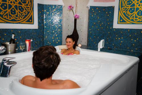 a man and a woman in a bath tub at Parc Hotel in Peschiera del Garda