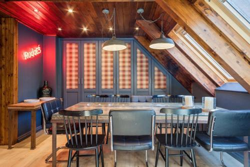 a dining room with a table and chairs at Luderna - Tríplex Val de Ruda E3 der Humarau in Naut Aran