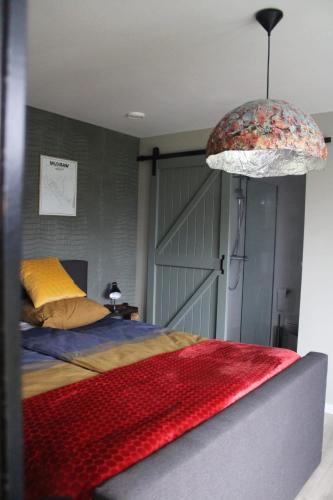 ein Schlafzimmer mit einem Bett und einer großen Tür in der Unterkunft GRUTSK in Workum