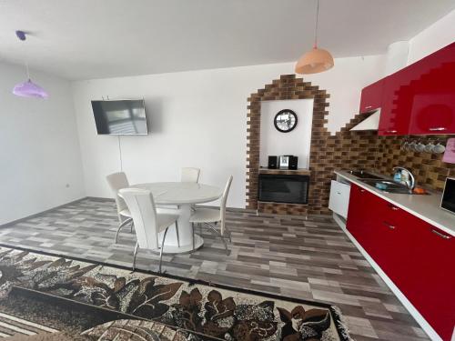 eine Küche mit einem Tisch und Stühlen im Zimmer in der Unterkunft Апартаменти в центрі Трускавця in Truskawez