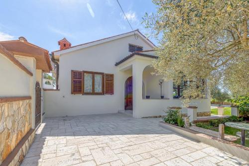 Το κτήριο όπου στεγάζεται  η βίλα
