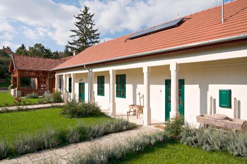 a white house with a red roof at Barta Pince Vendégház Mád in Mád