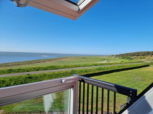 a balcony with a view of the ocean at Ut Endt Vlieland in Oost-Vlieland