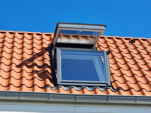 a window on the roof of a house at Ut Endt Vlieland in Oost-Vlieland