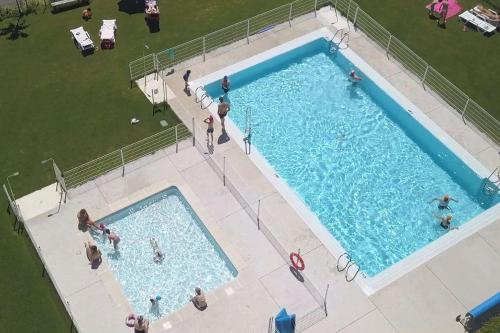 una vista aérea de dos piscinas con gente en ellas en Kampaoh Zumaia en Zumaia