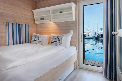 Tempat tidur dalam kamar di Hausboot - Stina