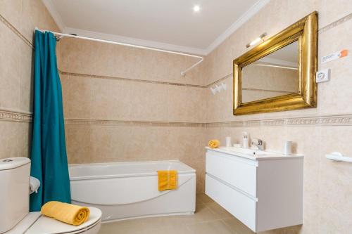 bagno con lavabo, servizi igienici e specchio di Villa Tamarindos by Villa Plus a La Oliva