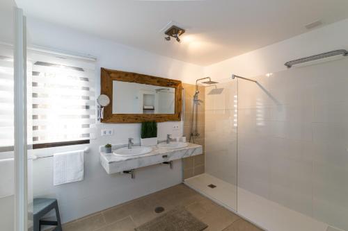 een witte badkamer met een wastafel en een douche bij Villa Papagayo Deluxe by Villa Plus in Corralejo