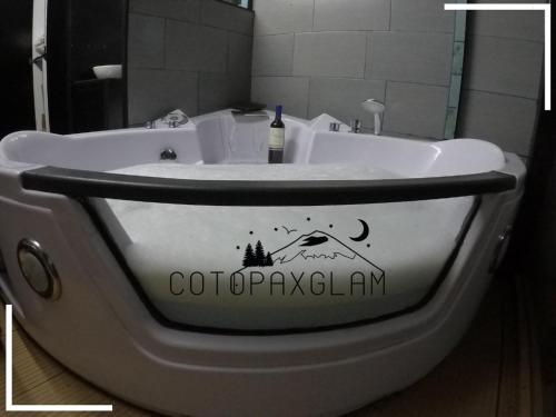 Ein Badezimmer in der Unterkunft CotopaxGlam