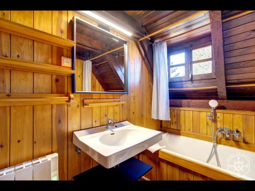 ein Badezimmer mit Waschbecken und Badewanne in der Unterkunft CASA MARMOTA de Alma de Nieve in Baqueira-Beret
