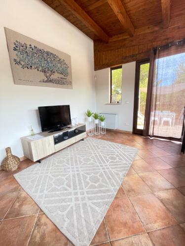 a living room with a television and a tiled floor at Il moro - Casa Vacanze in Terrasini