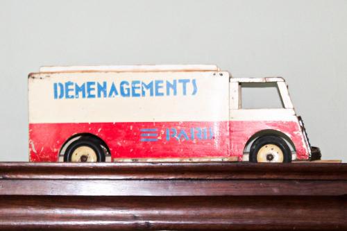 a cake shaped like a food truck on top of a table at Gîte Le Féodal 3 Etoiles in Tiffauges