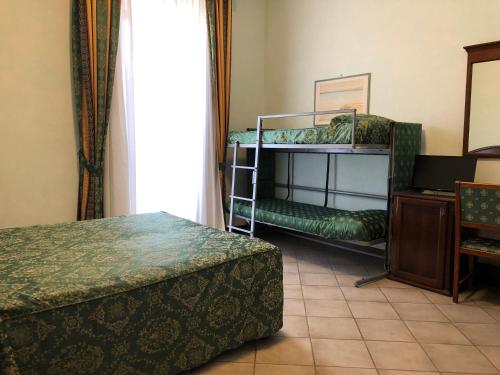 ボルセーナにあるHotel Zodiacoのベッドルーム(二段ベッド1組、椅子付)