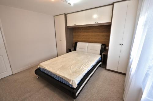 Postel nebo postele na pokoji v ubytování Isleworth - Apt - Stay 4 - Parking - Riverside