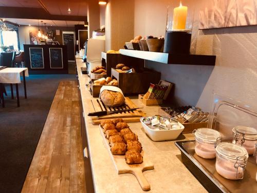 una línea de buffet con bollería y otros productos alimenticios en Hotel Rooms, en Breskens