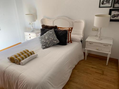 a white bed with two night stands and two lamps at Casa Seines in León
