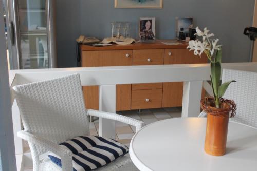 a room with a table and two chairs and a desk at Haus Antje in Ahrenshoop