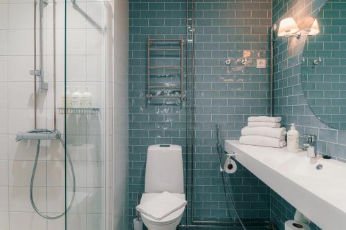 a bathroom with a shower and a toilet and a sink at Original Sokos Hotel Seurahuone Savonlinna in Savonlinna