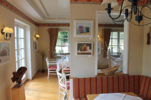uma sala de estar com uma mesa e uma sala de jantar em Haus Antje em Ahrenshoop