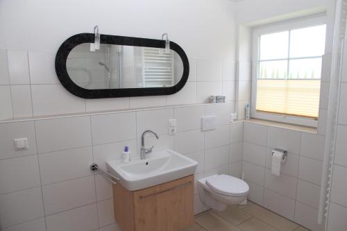 Blaue Möwe في نوردين: حمام مع حوض ومرحاض ومرآة