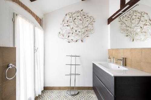 La salle de bains est pourvue d'un lavabo et d'un miroir. dans l'établissement Appartamento San Martino by Wonderful Italy, à Bologne