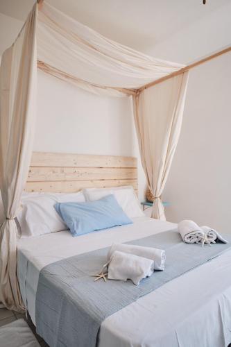 A bed or beds in a room at Green Coast House 1