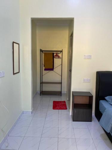 Кровать или кровати в номере Room/Homestay NazaDja
