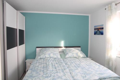 a bedroom with a large bed with blue walls at Ruth in Warin