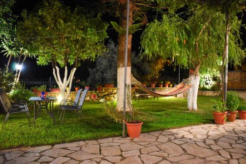 ツォウカラデスにあるStavros Apartmentsの夜の庭のハンモック