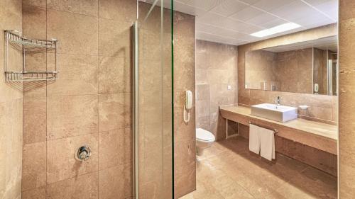 Ванная комната в Faros Premium Beach