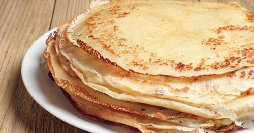 une pile de crêpes sur une assiette dans l'établissement Chambre familiale à la ferme, à Montesquieu-Avantès