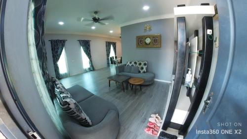 een woonkamer met een bank en een tafel bij SS homestay manjung in Seri Manjung