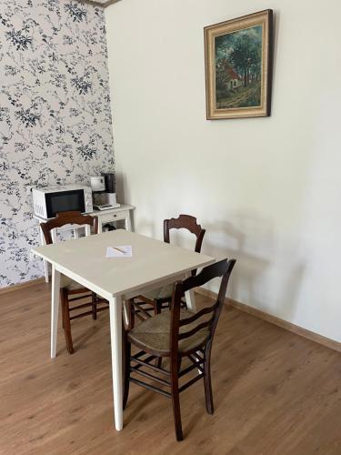 a white table and chairs in a room at Suur-Mere Guesthouse in Haapsalu