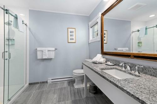 Un baño de The Inn at Ocean's Edge