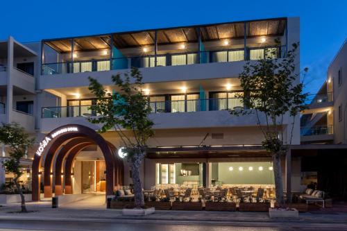 una vista exterior de un edificio por la noche en KoSea Boutique Hotel en Cos