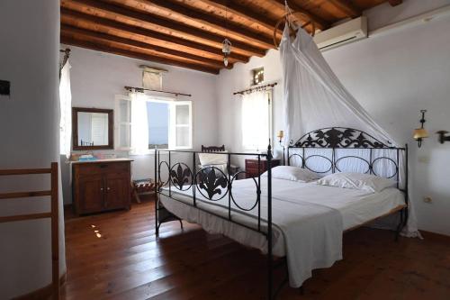 Llit o llits en una habitació de Evilion traditional house