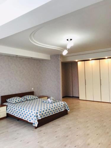 阿拉木圖的住宿－ЖК Satty，卧室配有床和白色天花板