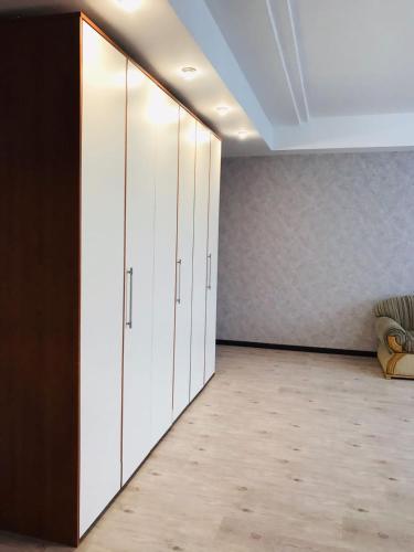 阿拉木圖的住宿－ЖК Satty，一间空房间,房间里有一排衣柜